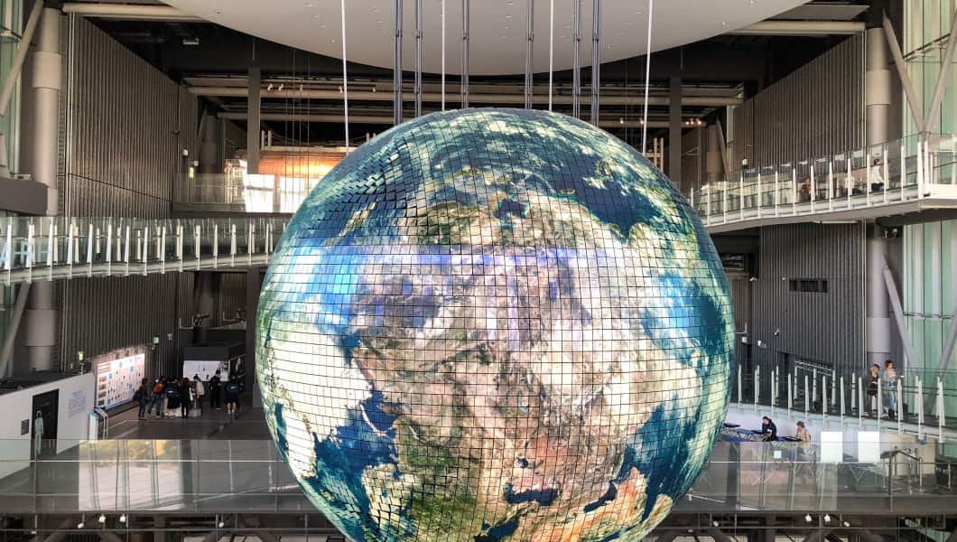 mappamondo digitale sospeso in un palazzo ricerca e innova lombardia
