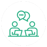Due persone sedute al computer discutono su come formattare i contenuti aziendali e scambiano idee per un nuovo menu che aiuti l'azienda a fare crescere.